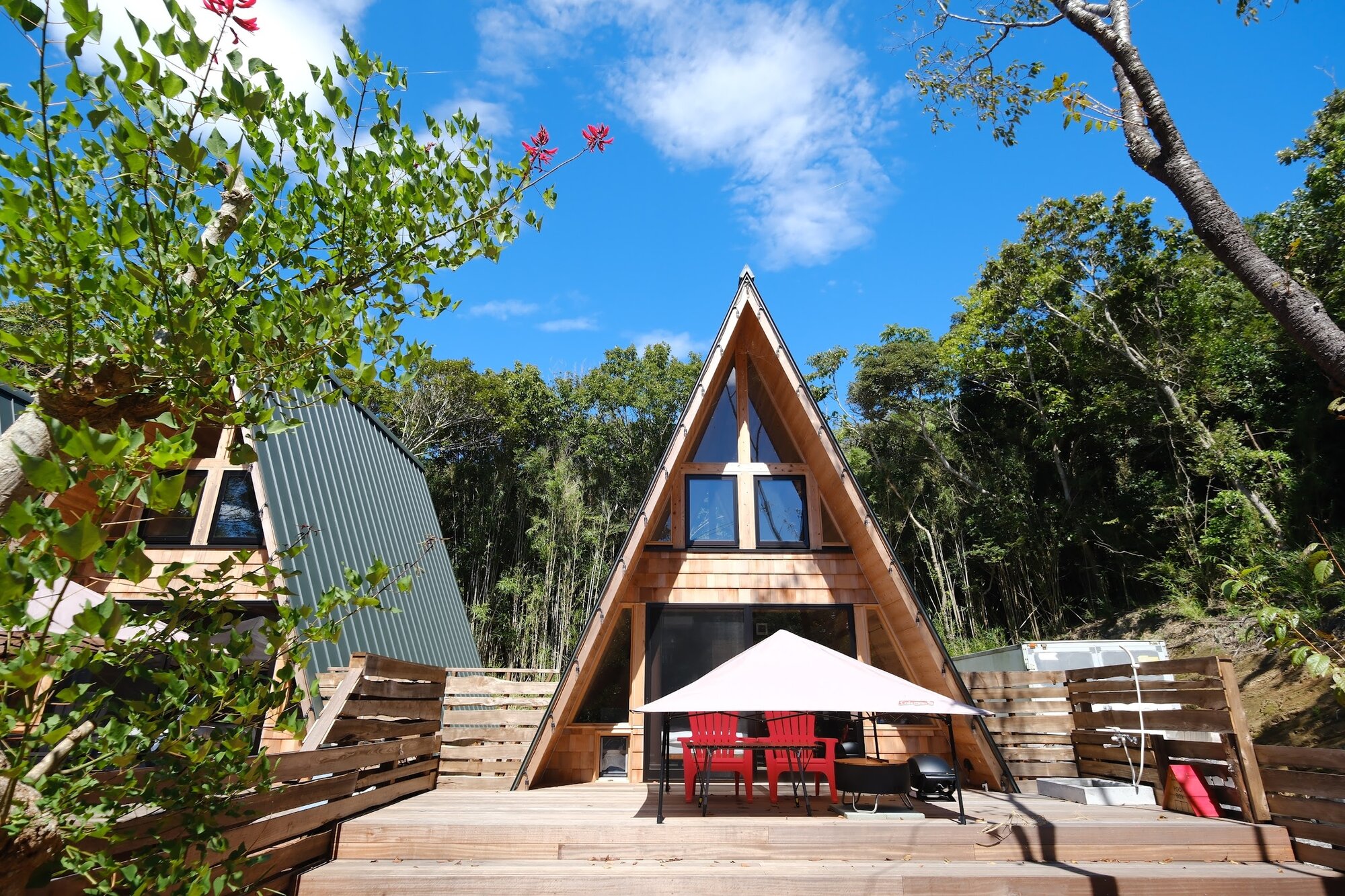 THE DOG DEPT GARDEN RESORT 館山犬石の柵付きプライベートドッグラン付きキャビン
