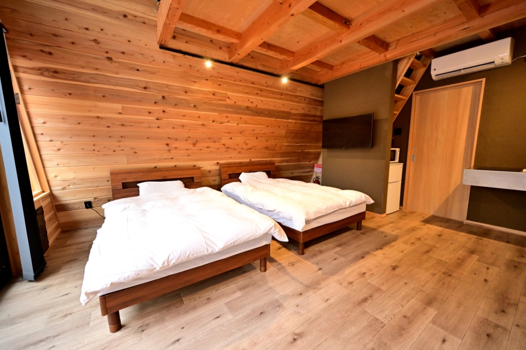 THE DOG DEPT GARDEN RESORT 館山犬石の柵付きプライベートドッグラン付きキャビン