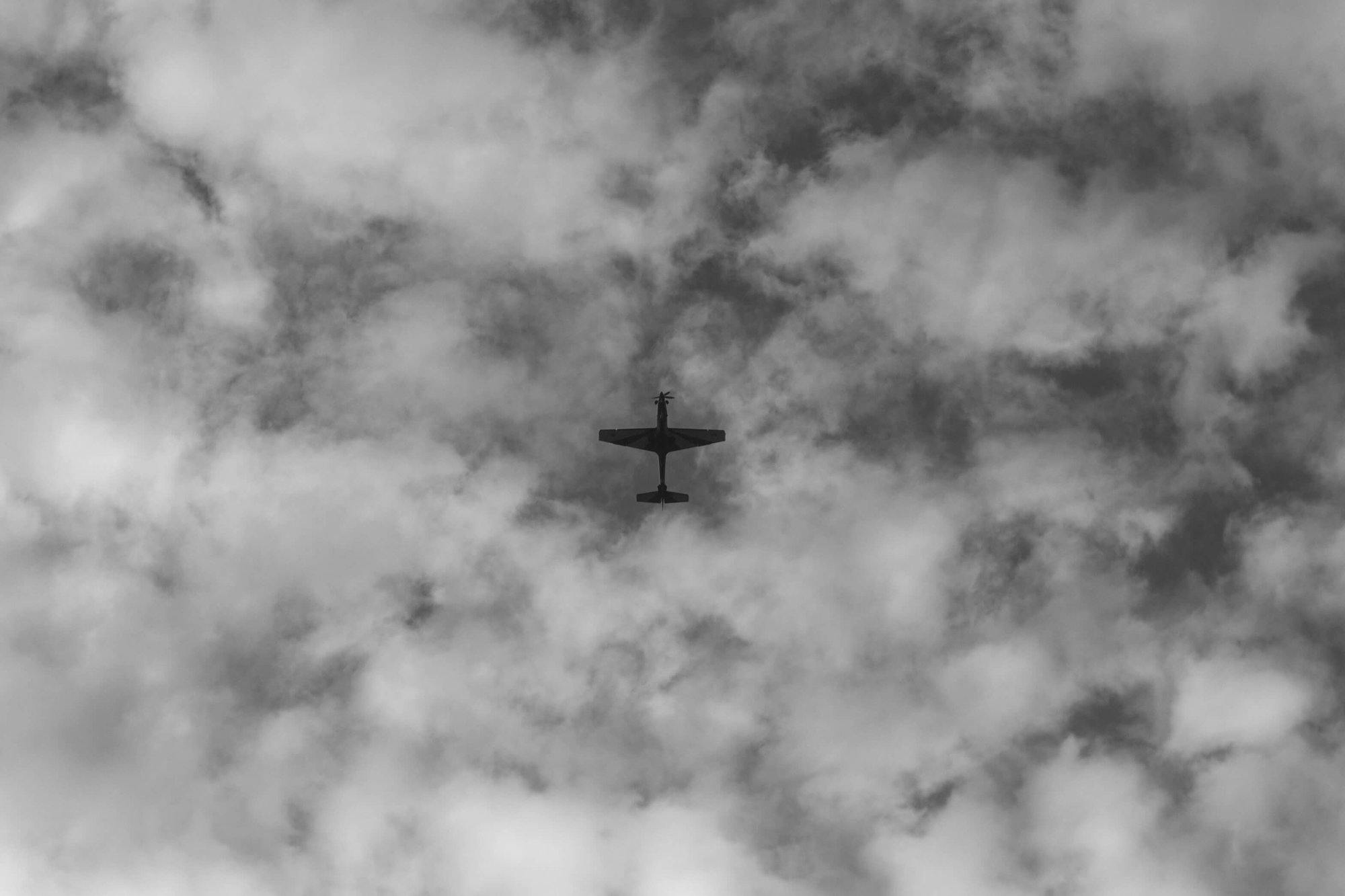 Облако силуэт. Серый самолет с крестом. Силуэты облаков серые. Самолет в серых тонах фото.