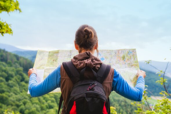 Verlorene Frauen mit einer Karte