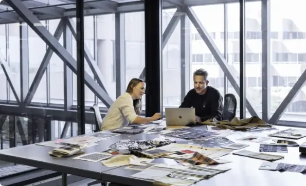 Personas trabajando en una sala de reuniones