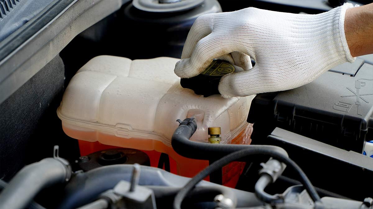 How to Clean a Coolant Tank: A Step-by-Step Guide for Fleet Owners