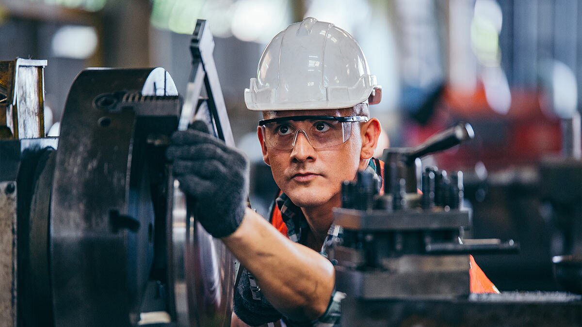 PPE for Manufacturing: A Guide for Mid-Size Operations