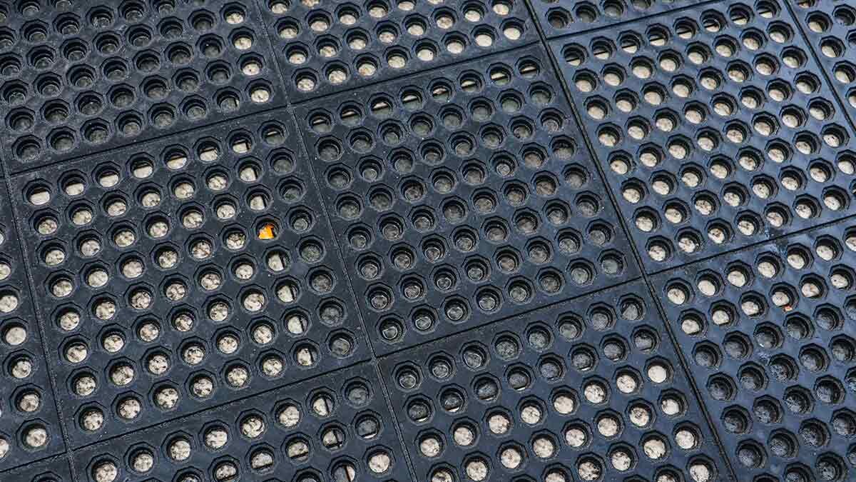 Anti-Fatigue Mats vs. Anti-Slip Mats: What’s the Difference?