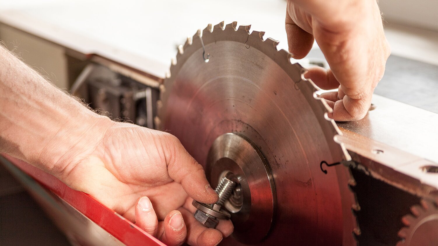 How to Replace Circular Saw Blades