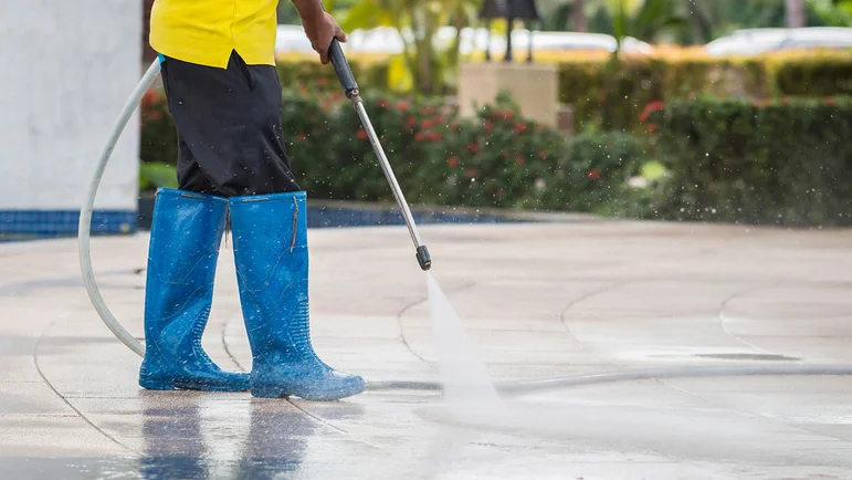 4 Reasons Pressure Washing Is Beneficial for Your Business