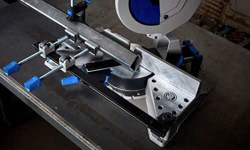 The knurled rear fence combined with a selection of quick-release front and top clamps securely hold your workpiece in place for repeat cutting.