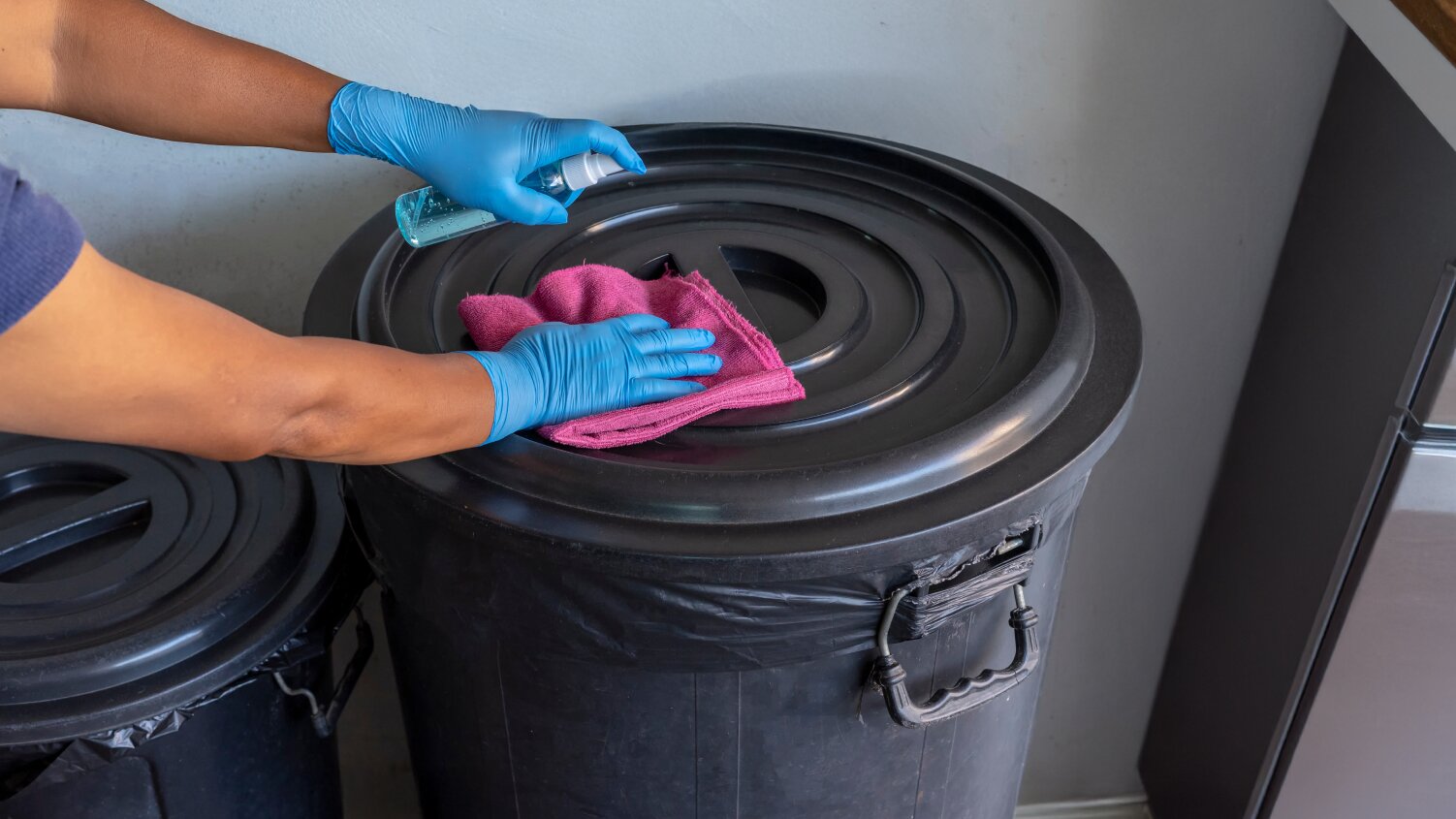 How to Deodorize a Kitchen Trash Can in Commercial Spaces