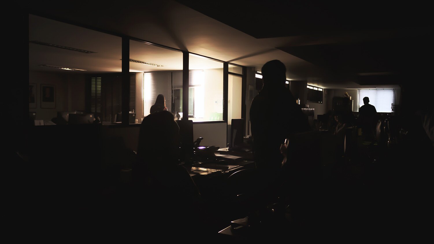 Getting Ready for a Power Outage: 6 Essential Tips for Workplace Preparedness