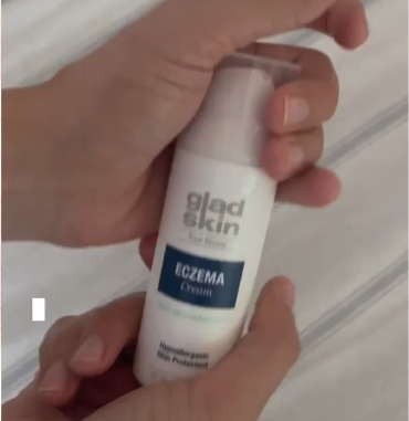 Hand opening Gladskin Eczema Cream with Micreobalance®