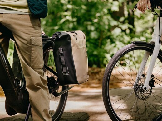 Man en vrouw in groene stedelijke omgeving