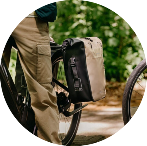 Fietstas van het merk Basil op een e-bike uit het assortiment van PENDLR.