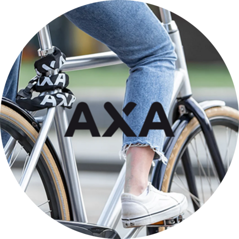 Logo van het merk AXA met achtergrond van iemand op een fiets met een AXA ringslot om de zadelpen heen. 