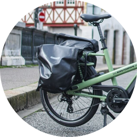 Fietstas van het merk Ortlieb op een cargobike uit het assortiment van PENDLR.
