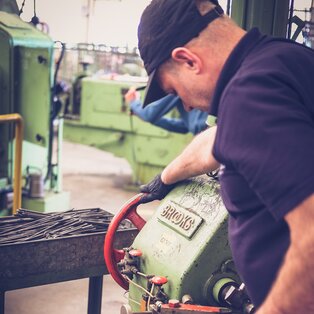 Een kijkje achter de schermen in de fabriek van Brooks.