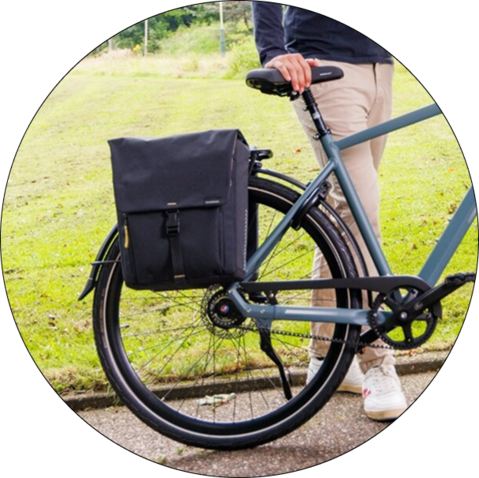 Fietstas van het merk New Looxs op een stadsfiets uit het assortiment van PENDLR.