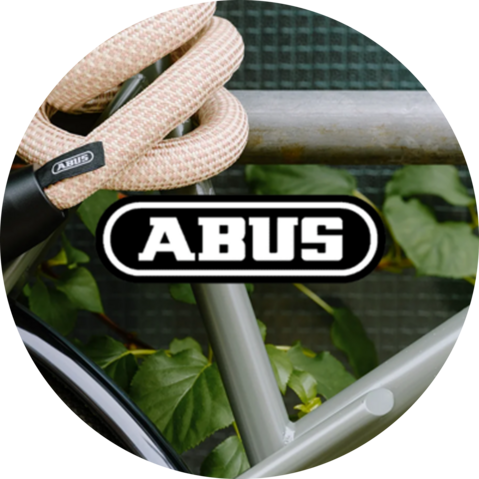 Logo van het merk ABUS met achtergrond van een fiets tegen een paal met een ABUS ringlot om de zadelpen heen. 