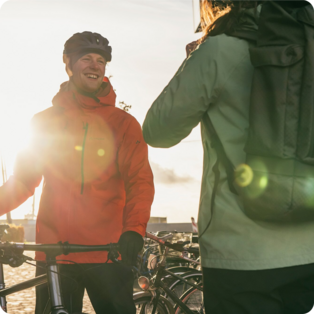 Een persoon met VAUDE accessoires.