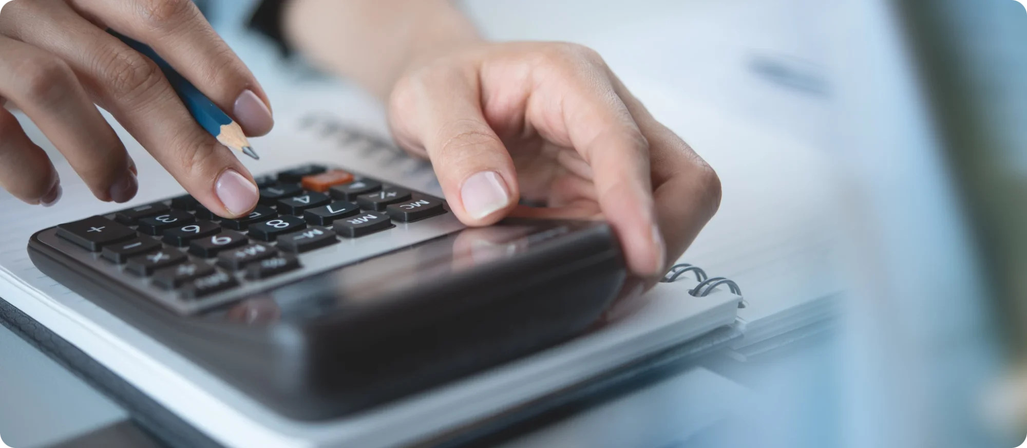 Benefits of Using Personal Loan EMI Calculators Over Manual Calculations 