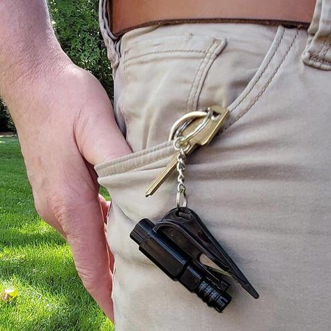 4Patriots car escape tool hanging from a persons pant pocket.