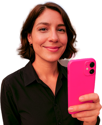 Mulher com celular em mãos, sorrindo.