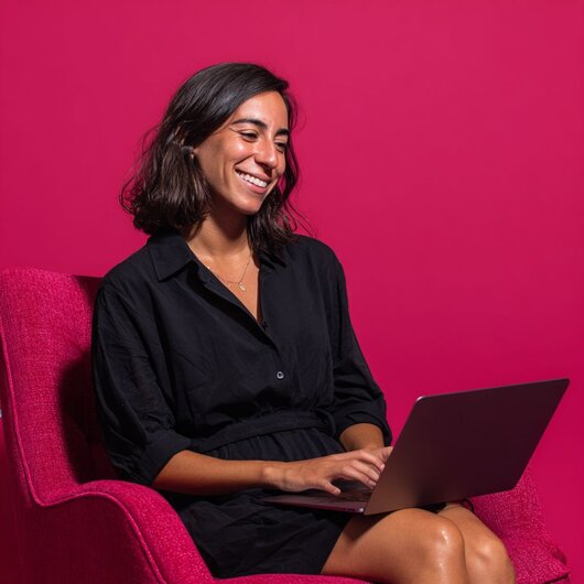 Mulher sorrindo usando notebook
