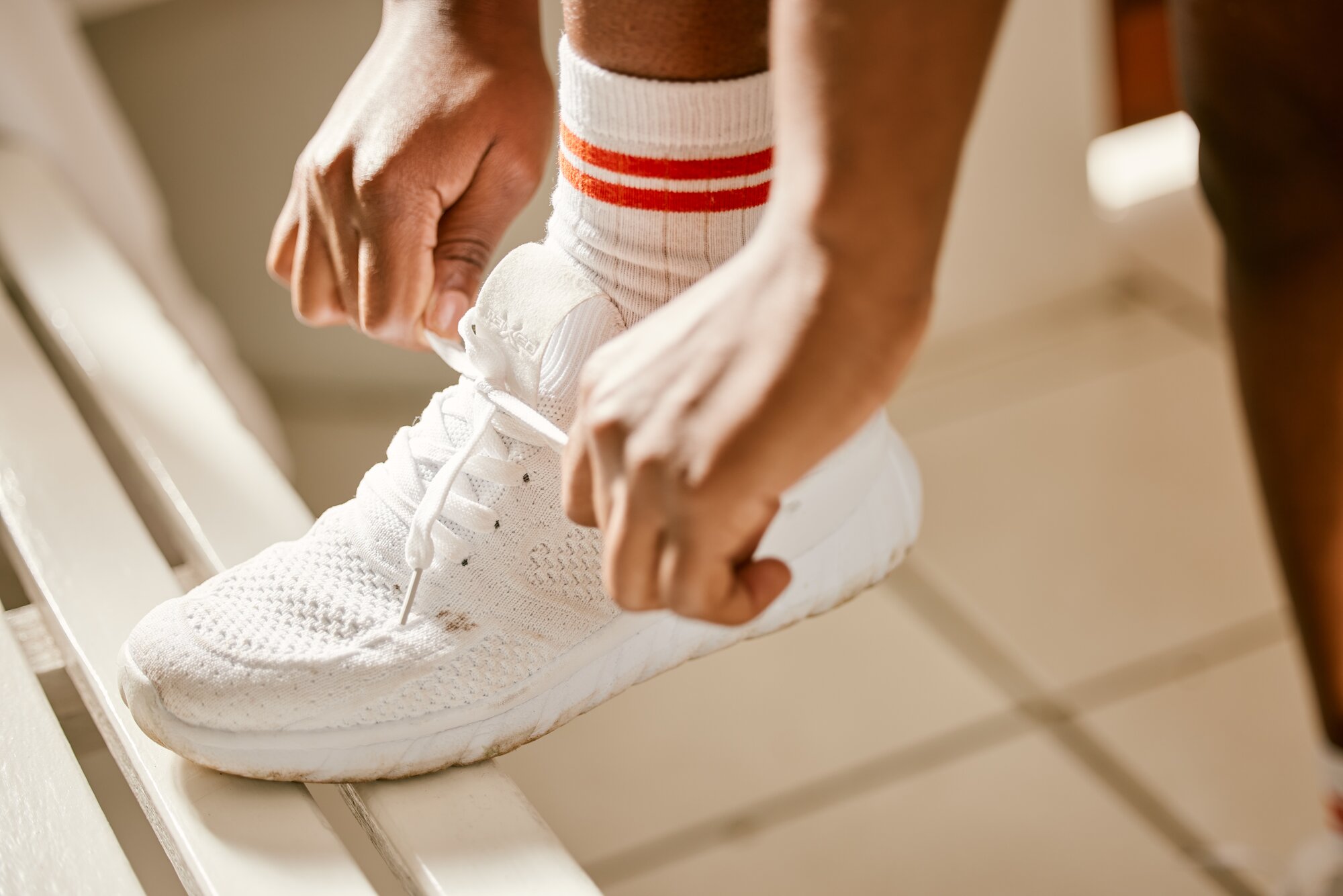 Turnschuh mit Socken in Umkleidekabine