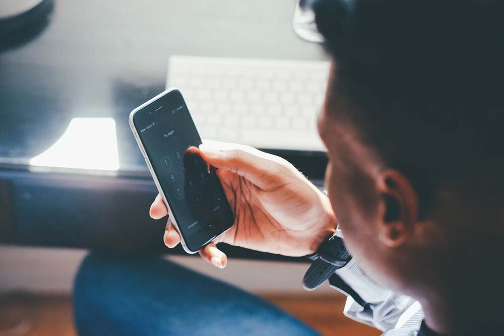 A man using his smartphone to apply for an online loan.