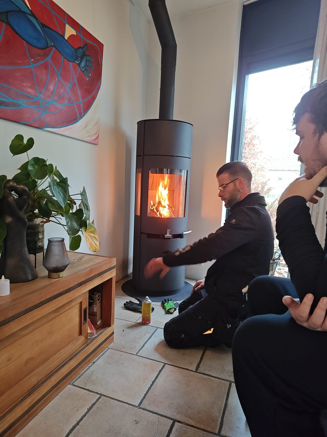 Monteur voert onderhoud uit aan een houtkachel