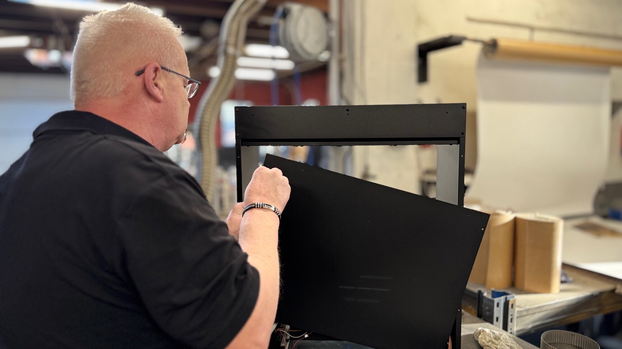 Werkplaatsmedewerker zet een gaskachel opnieuw in elkaar