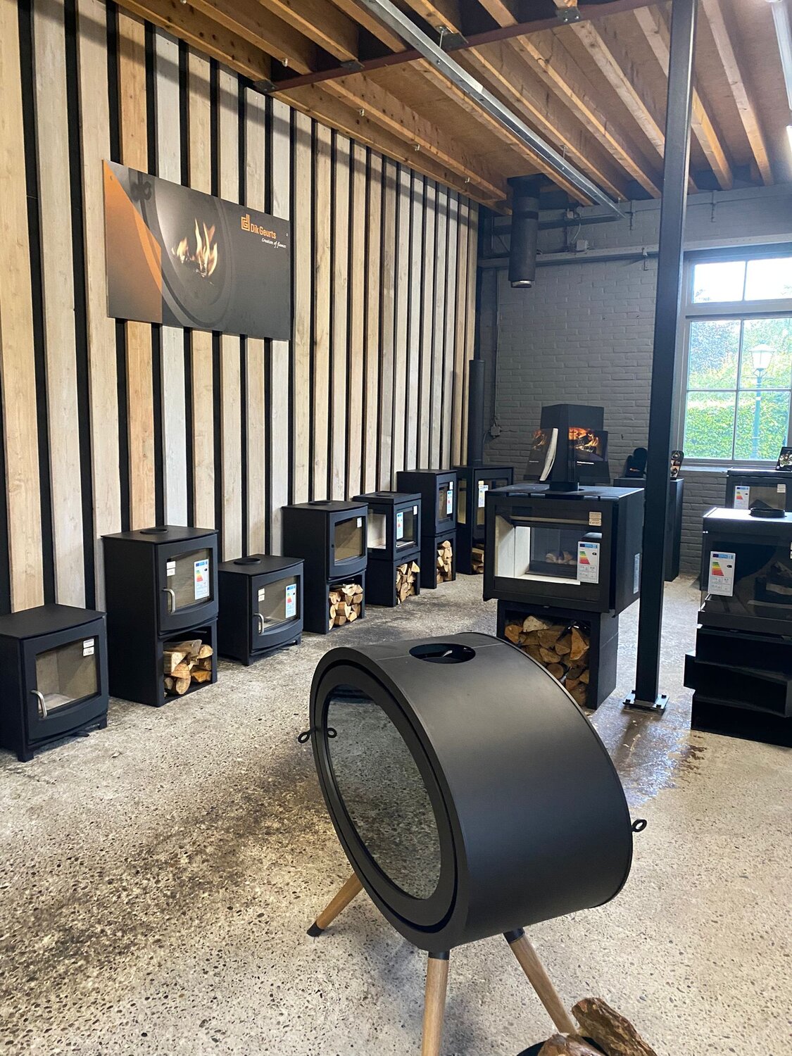 Een overzicht van houtkachels in de showroom van Orvelte
