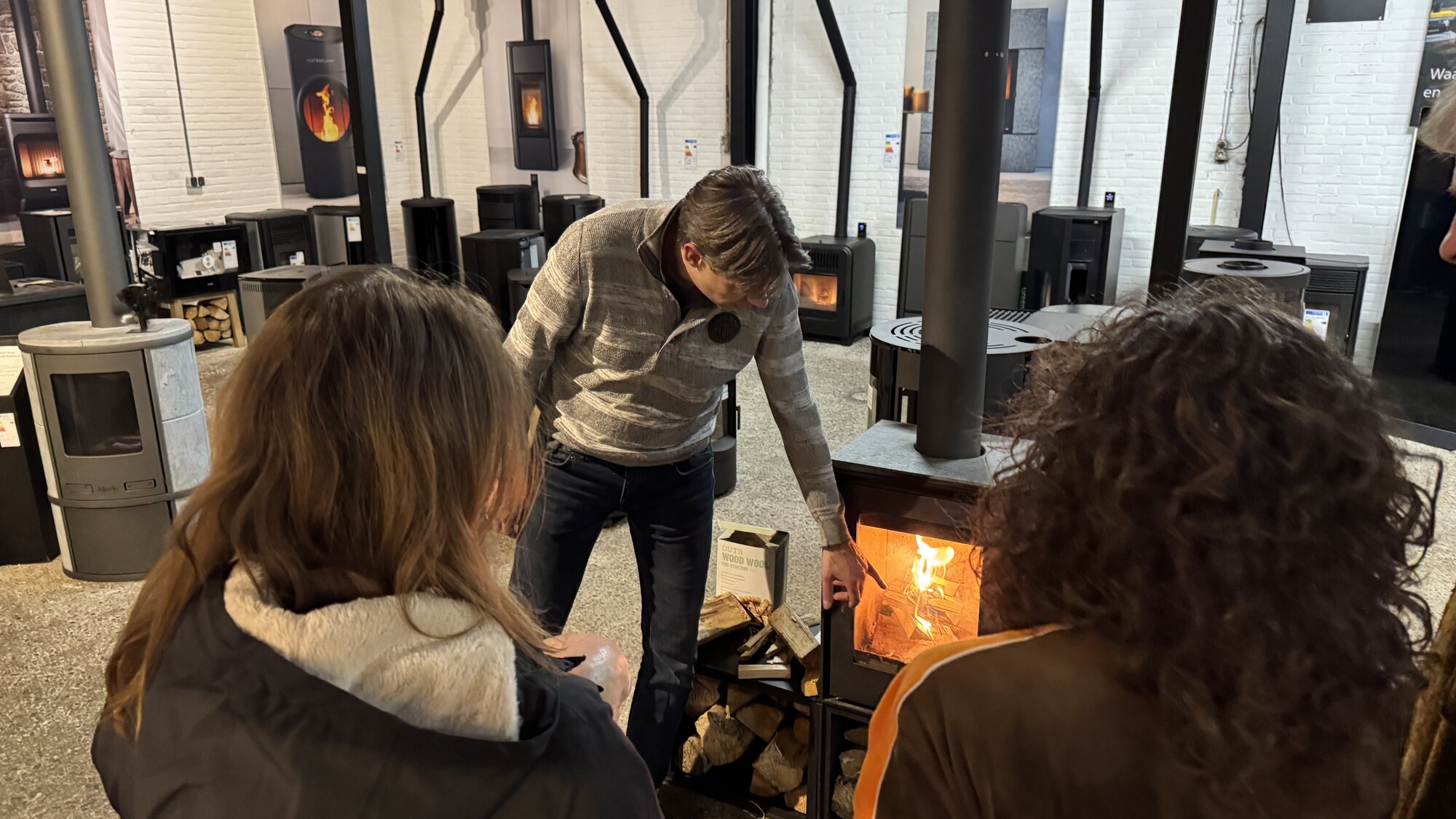 Verkoopmedewerker adviseert klant in showroom