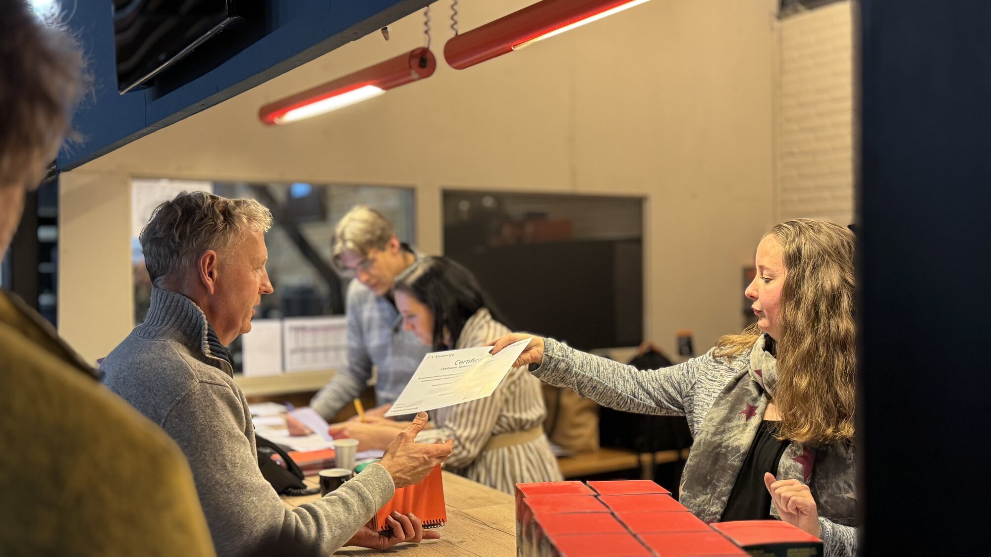 Deelnemer ontvangt certificaat van verkoopmedewerker voor het volgen van de stoookworkshop