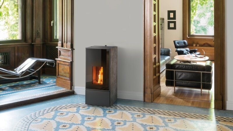 Energiezuinige pelletkachel brandend in sfeervolle woonkamer