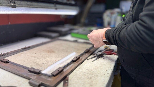 Detail van vervangen glasvezelkoord bij kachel