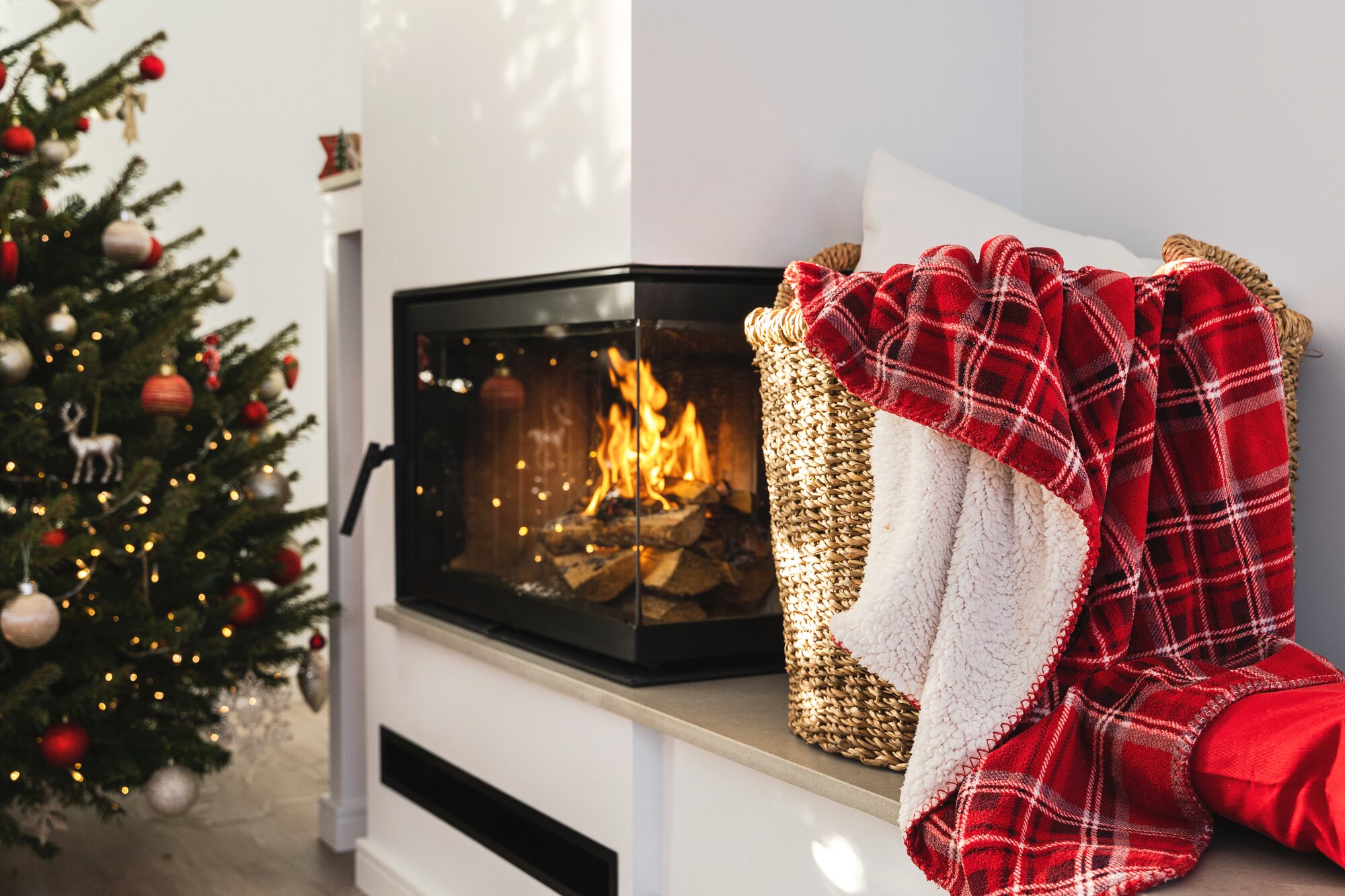 Houtkachel in woonkamer tijdens kerst