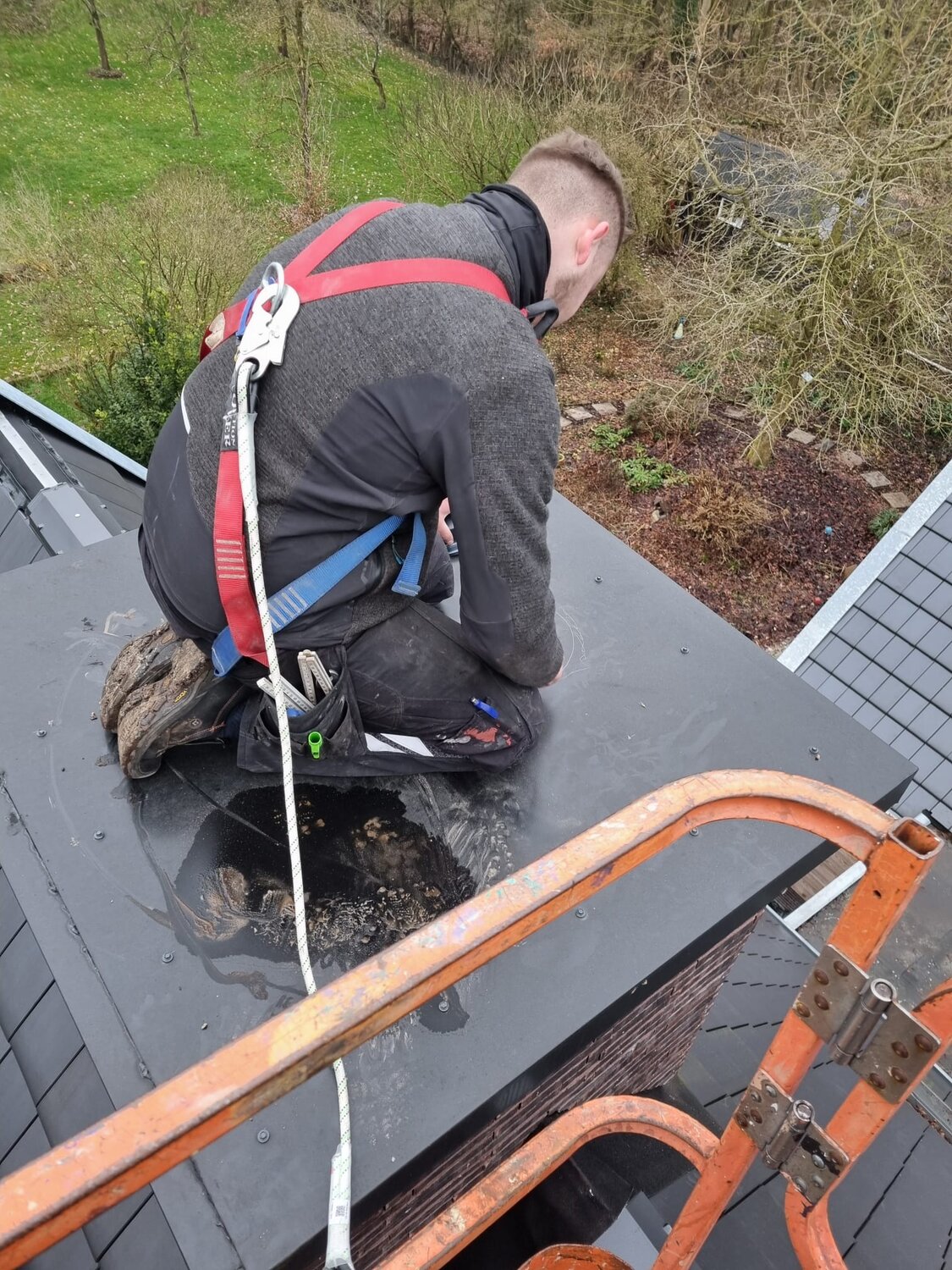 Installateur van kachels in actie