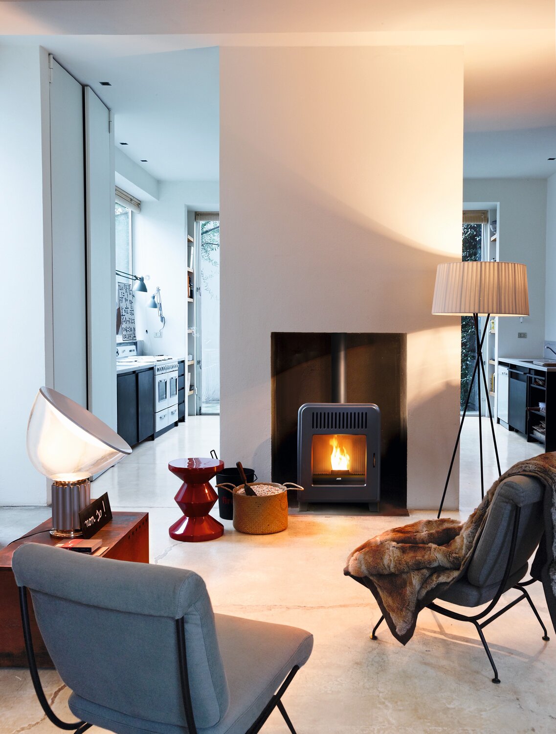 Een brandende Barbas Box houtkachel centraal in de woonkamer