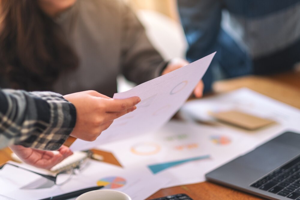 Medewerker Personeelszaken in gesprek met collega