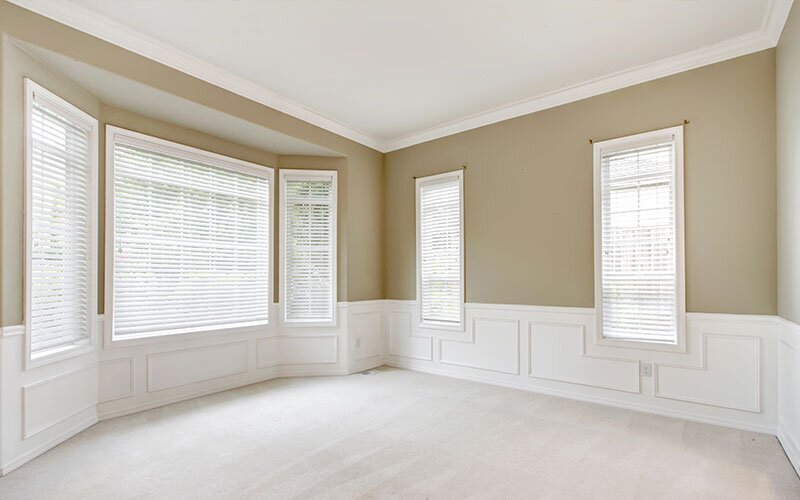 Empty room, finished with elegant moulding.