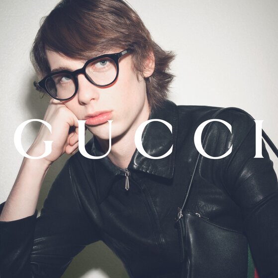 man met vierkant Gucci montuur