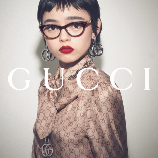 vrouw met cat-eye Gucci bril