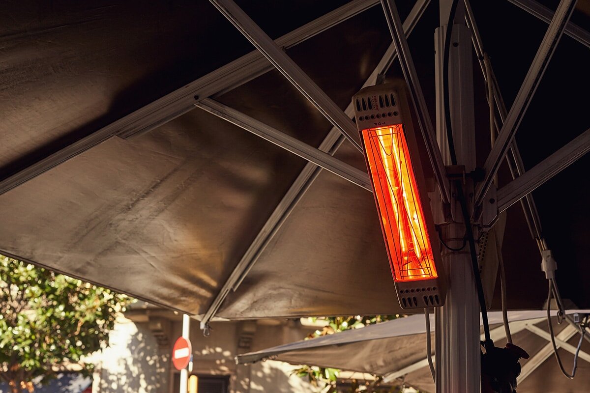 Electric outdoor heater attached to umbrella