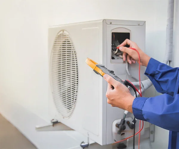 Técnico realizando manutenção de ar condicionado