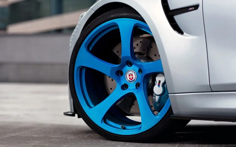 Roda esportiva com pintura azul personalizada