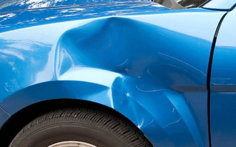 Oficina de reparo automotivo especializada em desamassamento