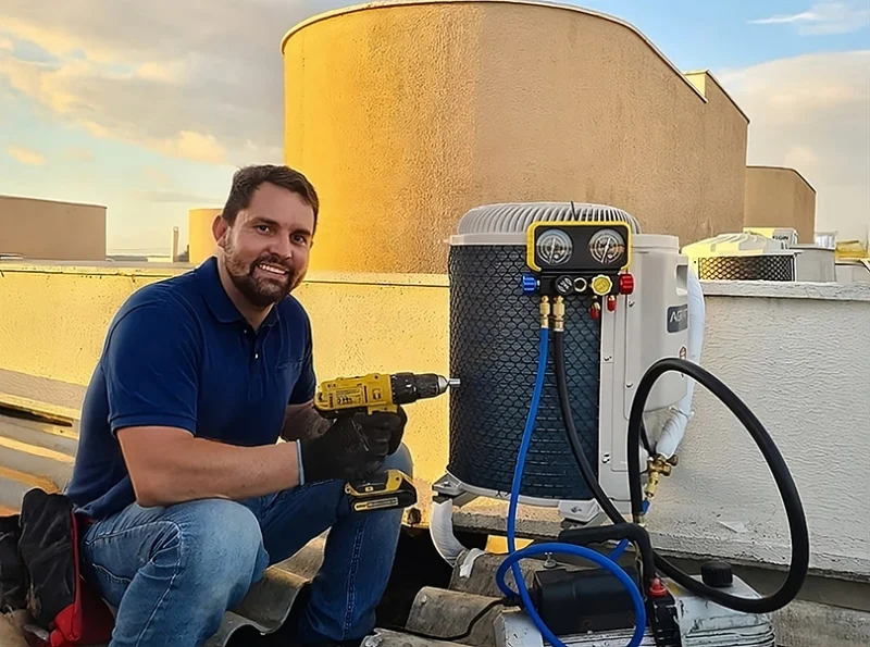Técnico especializado da F&T Climatização trabalhando em equipamento de ar condicionado
