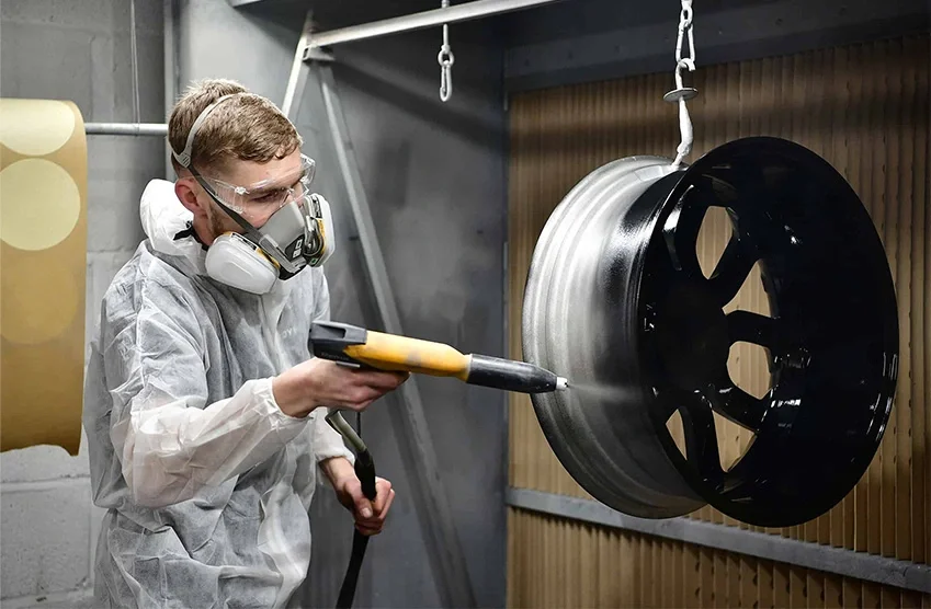 Profissional trabalhando em reforma de rodas na oficina Elite Express