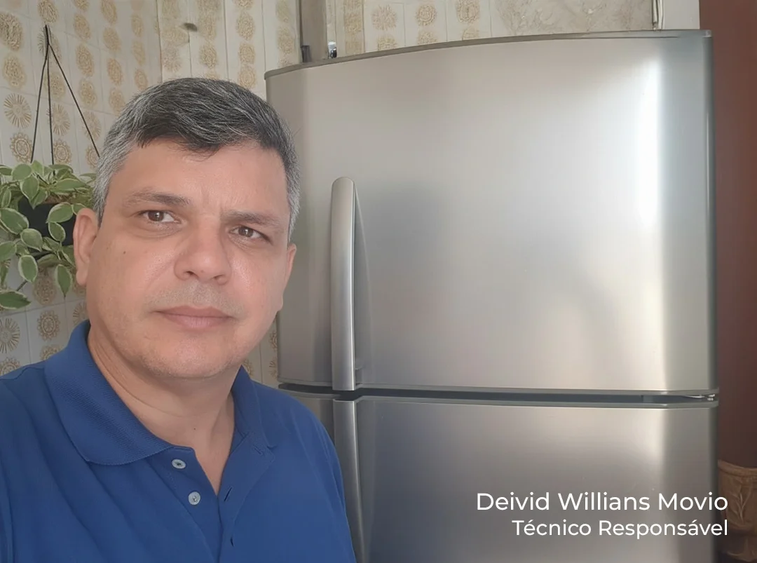 Técnico da Refrigeração Móvio realizando manutenção