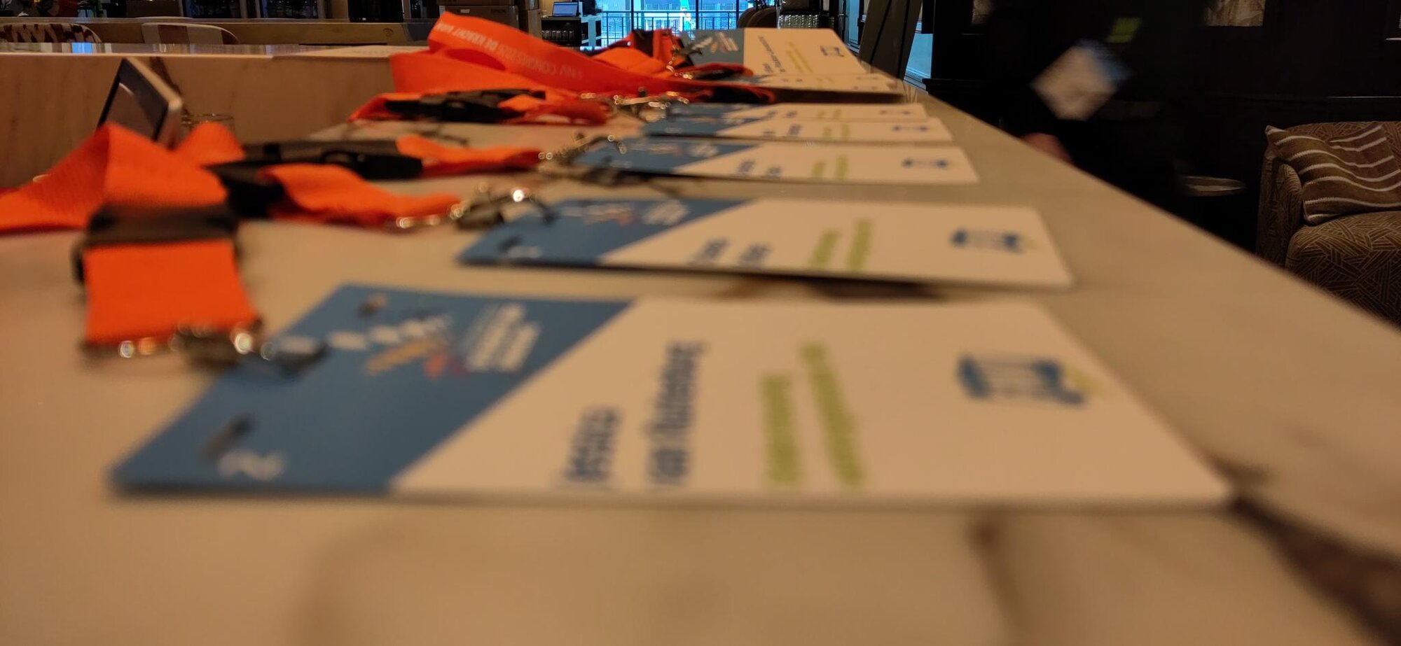 Congresbadges en lanyards bij de registratie